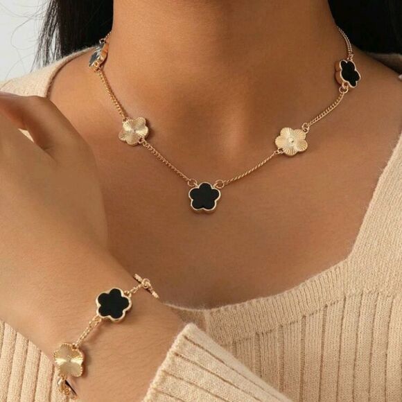 Jewelry - Elegant Chic Five Leaf Clover Necklace & Bracelet Set